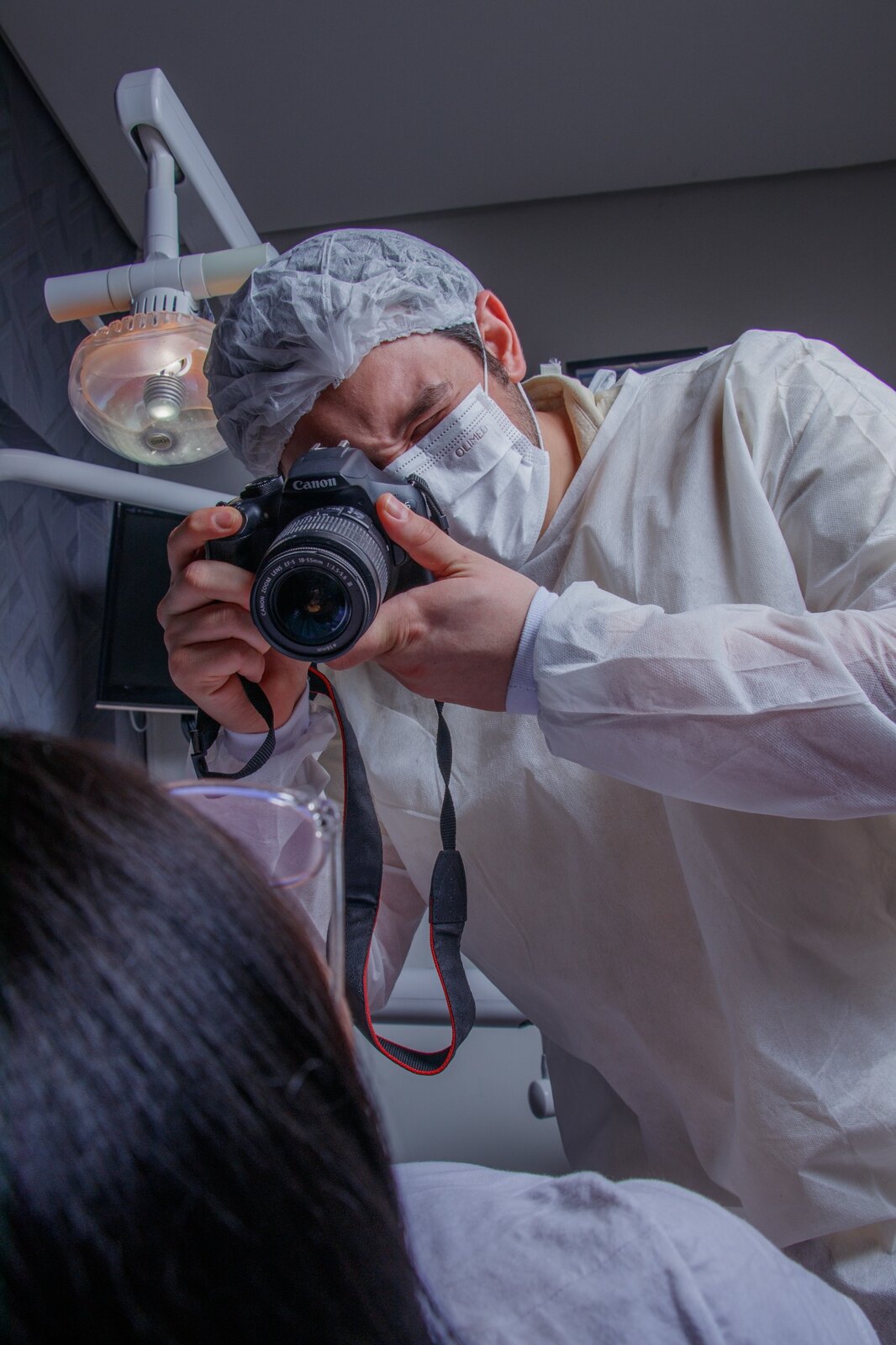 Dr. Ali Omais realizando registro fotográfico odontológico