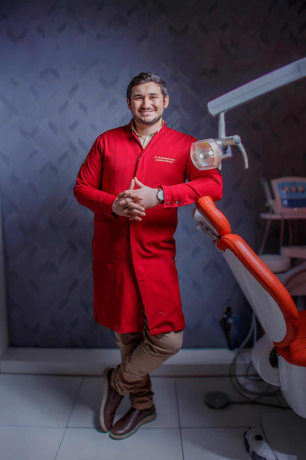 Dr. Ali Mohamed Omais no consultório odontológico